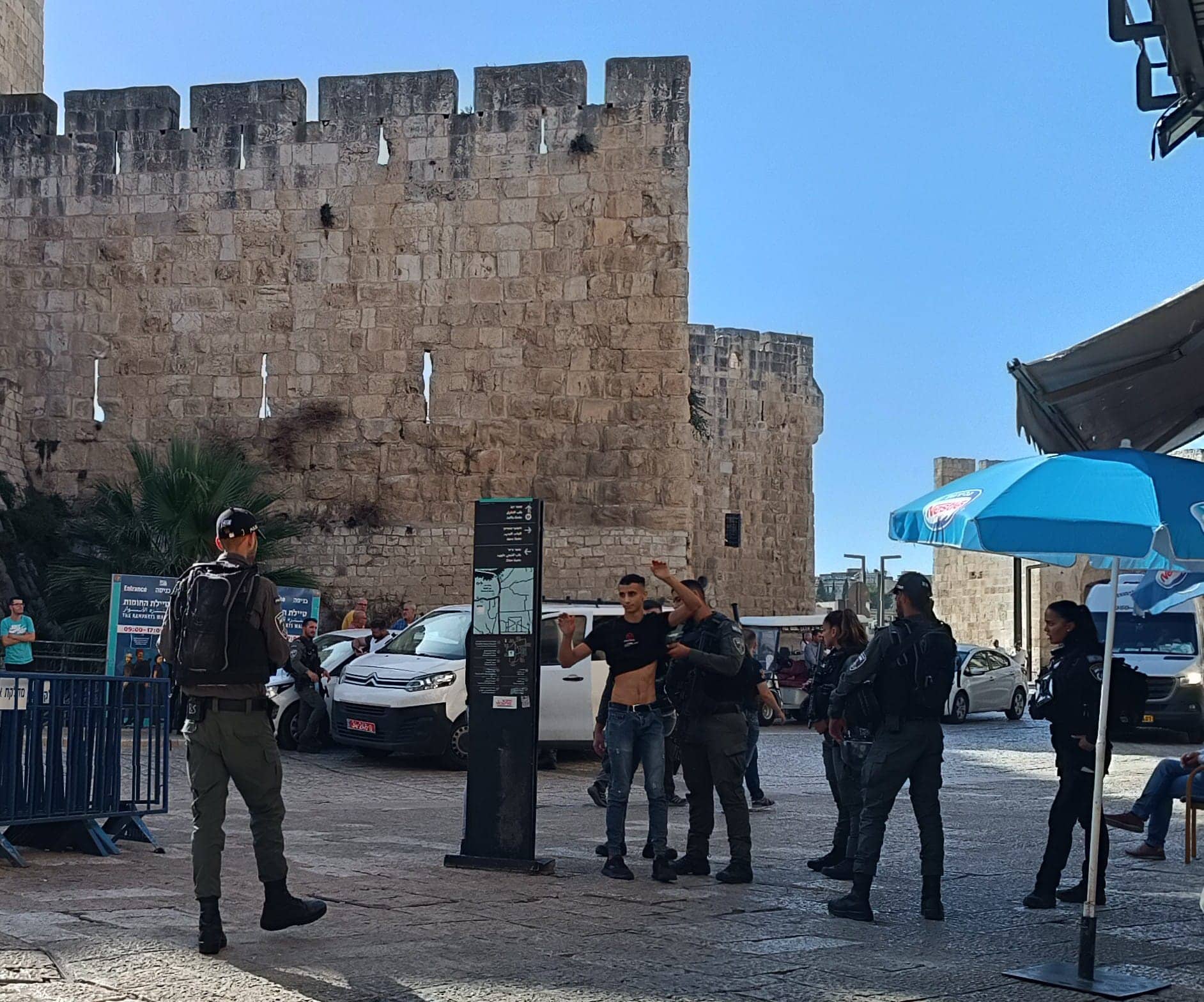 צעיר פלסטיני עובר בידוק של משמר הגבול ליד שער יפו, אחת הכניסות לעיר העתיקה של ירושלים, 6 בנובמבר 2023 (צילום: ג&#039;אנלוקה פקיאני)