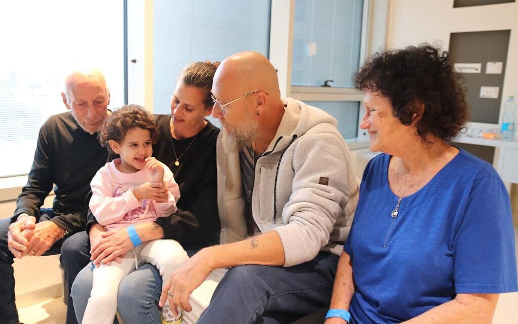 אביגיל עידן בת ה-4 ששוחררה משבי החמאס מתאחדת עם משפחתה, 26 בנובמבר 2023 (צילום: דוברות מרכז שניידר. התמונות באישור המשפחה)