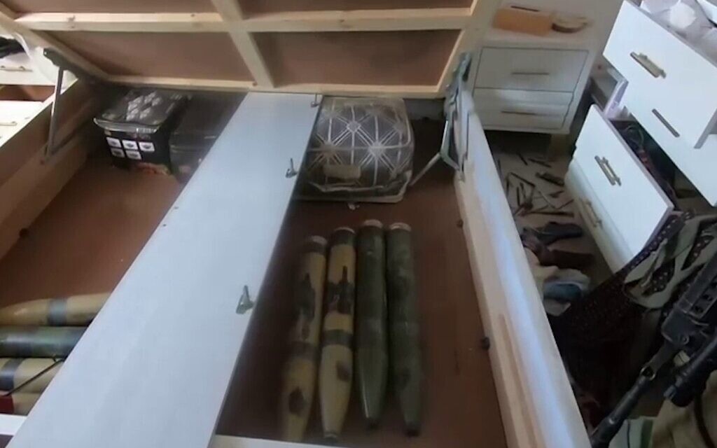 רקטות של הג'יהאד האיסלמי בתוך מיטה של ילדה בעזה. 16 בנובמבר 2023 (צילום: דובר צה״ל)