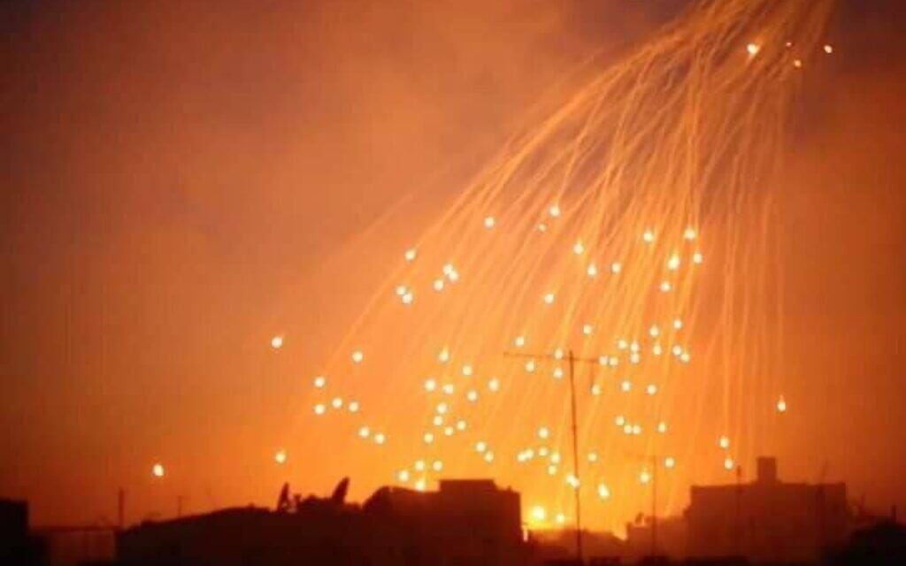 תיעוד פלסטיני: צה"ל יורה פצצות תאורה באזור ביה"ח שיפא, 10 בנובמבר 2023 (צילום: רשתות ערביות)