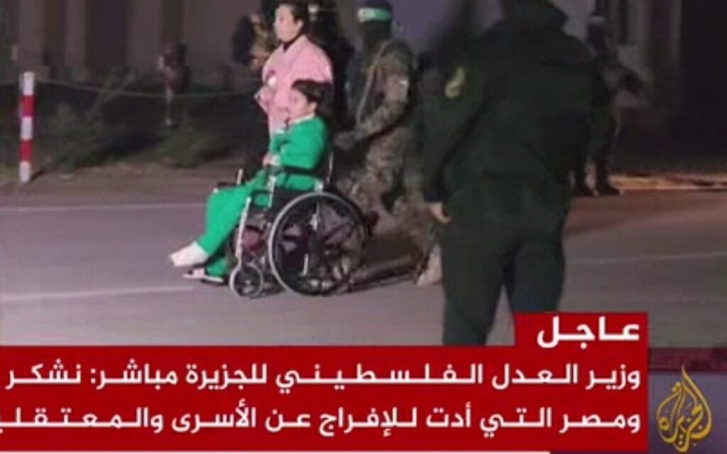 יובל אנגל בת ה-11 מובלת בכיסא גלגלים לצלב האדום לקראת שחרורה משבי חמאס, 27 בנובמבר 2023 (צילום: צילום מסך)