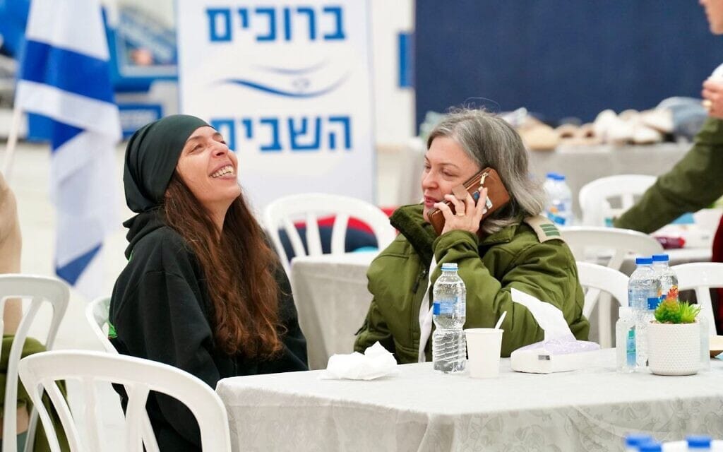 מורן סטלה ינאי מחייכת לאחר ששוחררה משבי חמאס, 30 בנובמבר 2023 (צילום: דובר צה"ל)