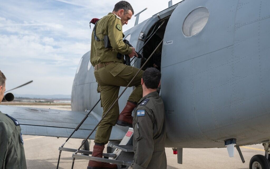 הרמטכ"ל, רא"ל הרצי הלוי, עולה למטוס שיטיס אותו מעל הרצועה. 12 בנובמבר 2023 (צילום: דובר צה״ל) הרמטכ"ל, רא"ל הרצי הלוי, עולה למטוס שיטיס אותו מעל הרצועה. 12 בנובמבר 2023 (צילום: דובר צה״ל)