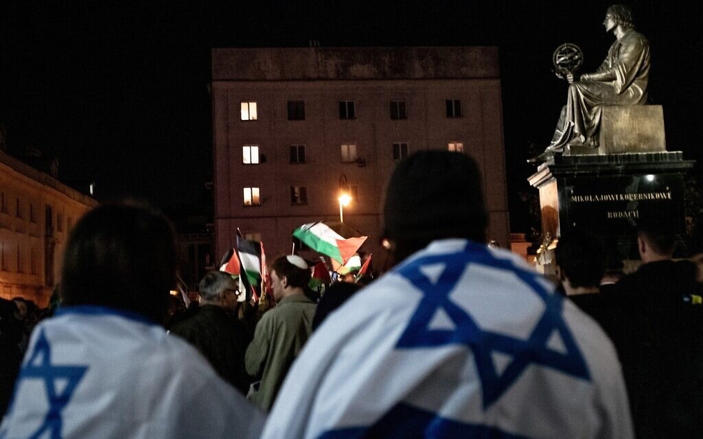 מפגינים פרו־ישראלים מול מפגינים אנטי־ישראלים ליד פסל קופרניקוס בוורשה, פולין, 11 באוקטובר 2023 (צילום: גילעד שדה)