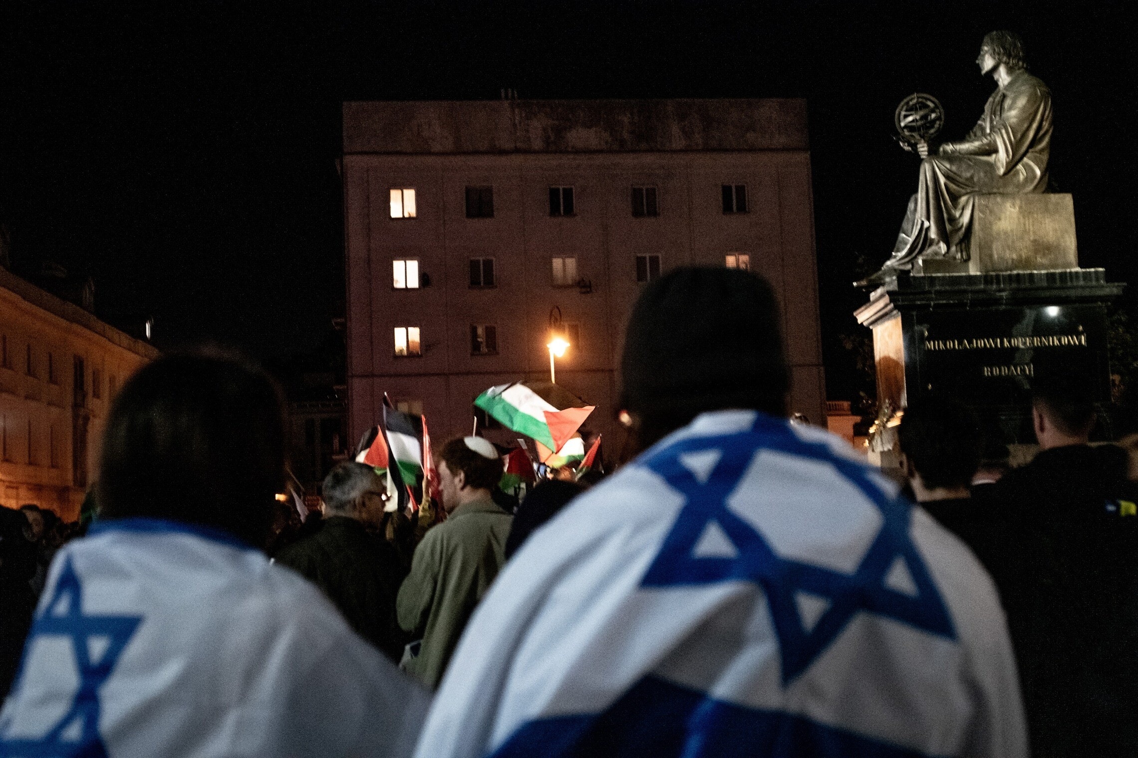 מפגינים פרו־ישראלים מול מפגינים אנטי־ישראלים ליד פסל קופרניקוס בוורשה, פולין, 11 באוקטובר 2023 (צילום: גילעד שדה)