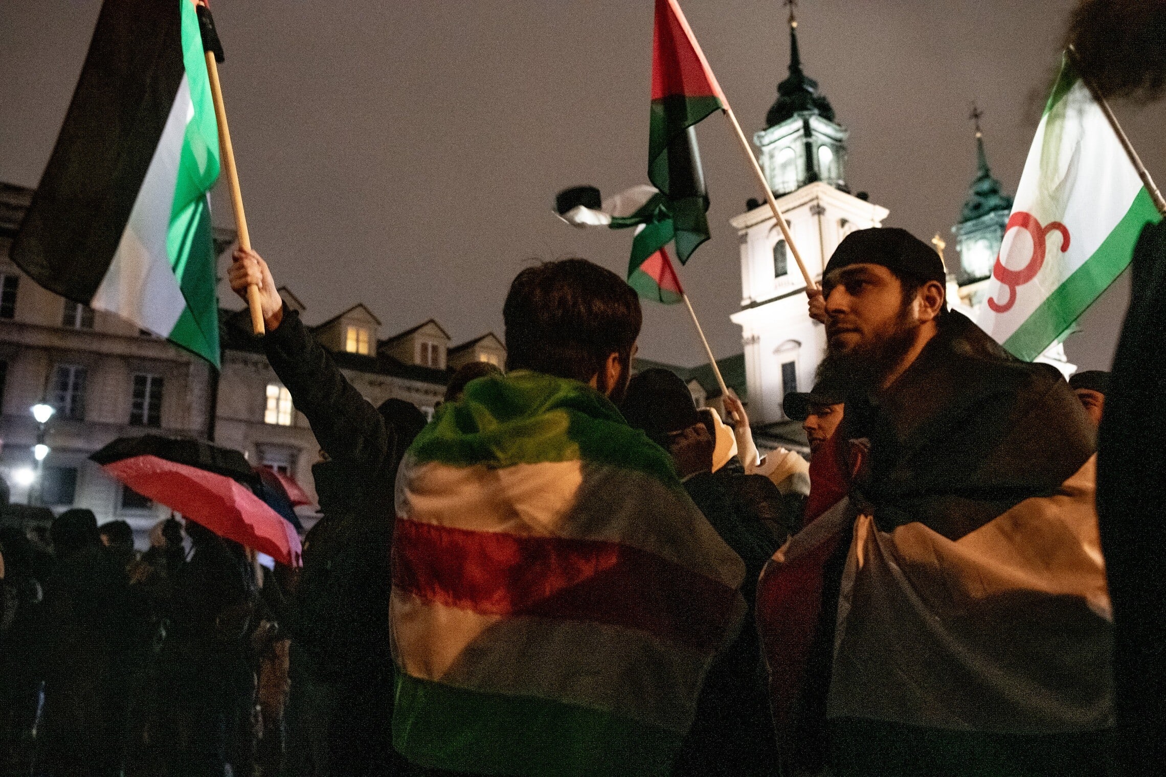 מפגינים פרו־פלסטינים/אנטי־ישראלים מניפים דגלי פלסטין, צ&#039;צ&#039;ניה ואינגושטיה, ורשה, פולין, 20 באוקטובר 2023 (צילום: גילעד שדה)