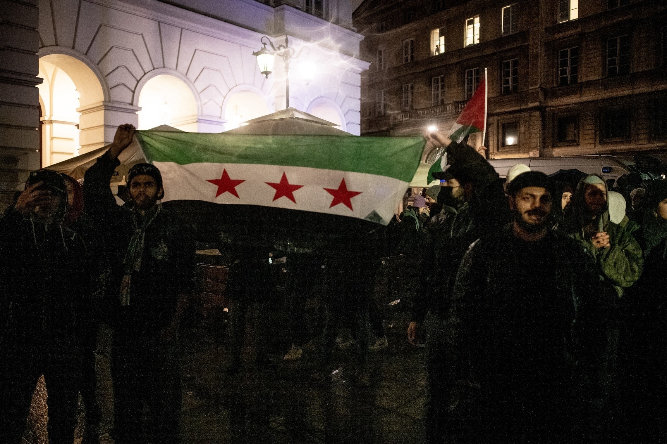 מפגינים פרו־פלסטינים מניפים את דגל סוריה החופשית בוורשה, פולין, 20 באוקטובר 2023 (צילום: גילעד שדה)