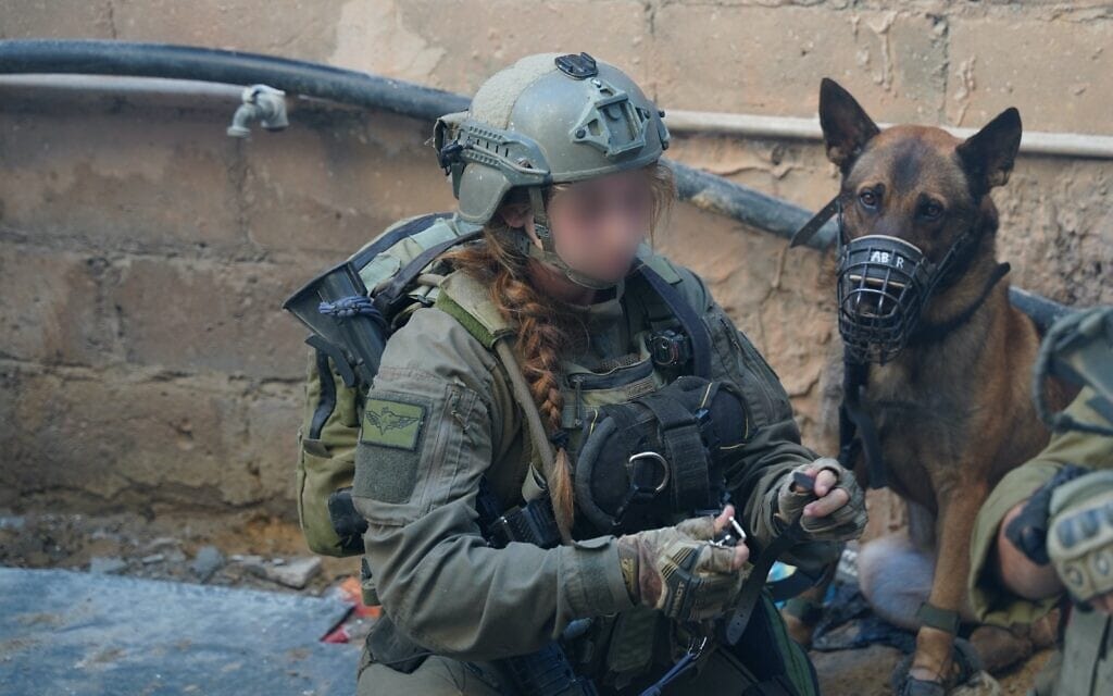 חיילת מיחידת עוקץ וכלב בפעילות ברצועה. 26 בנובמבר 2023 (צילום: דובר צה״ל) חיילת מיחידת עוקץ וכלב בפעילות ברצועה. 26 בנובמבר 2023 (צילום: דובר צה״ל)