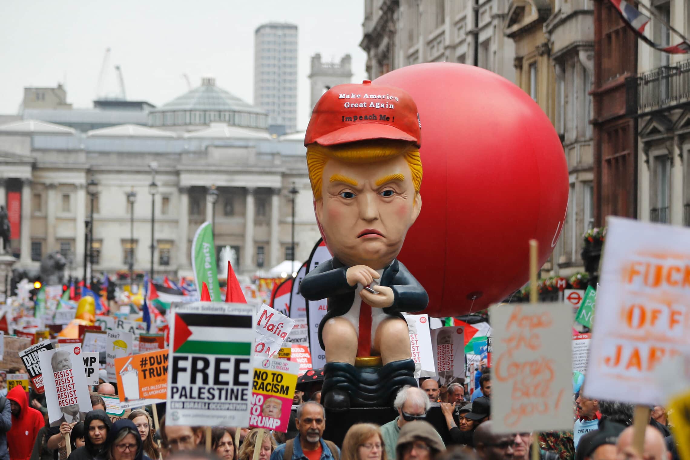 דמותו של דונלד טראמפ בהפגנה נגד הנשיא המבקר בלונדון, 4 ביוני 2019 (צילום: Tolga AKMEN / AFP)