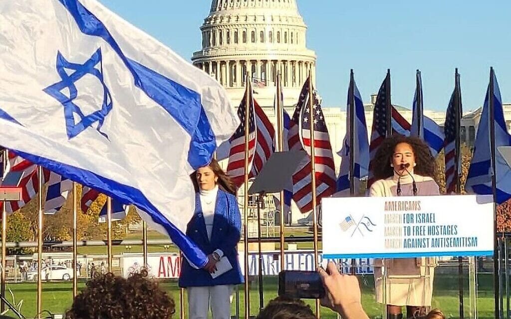 נועה פיי, סטודנטית במכללת ברנרד, נואמת בצעדה למען ישראל בוושינגטון הבירה, 14 בנובמבר 2023 (צילום: באדיבות המצולמת)