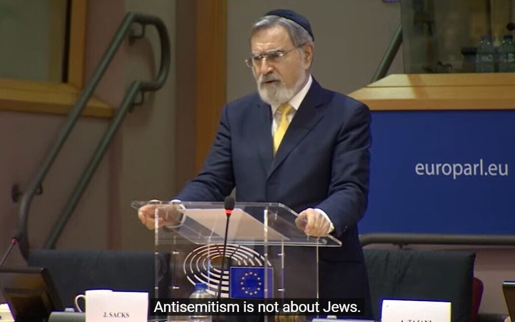 הרב יונתן זקס בהרצאה על אנטישמיות (צילום: צילום מסך מווידאו של The Rabbi Sacks Legacy)
