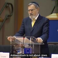 הרב יונתן זקס בהרצאה על אנטישמיות (צילום: צילום מסך מווידאו של The Rabbi Sacks Legacy)