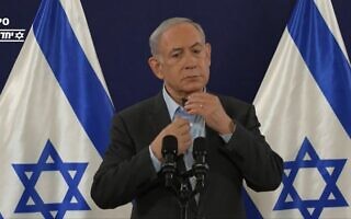 נתניהו חושף דיסקית להזדהות עם החטופים במסיבת עיתונאים, דצמבר 2023 (צילום: צילום מסך מווידאו של לע"מ) נתניהו חושף דיסקית להזדהות עם החטופים במסיבת עיתונאים, דצמבר 2023 (צילום: צילום מסך מווידאו של לע"מ)