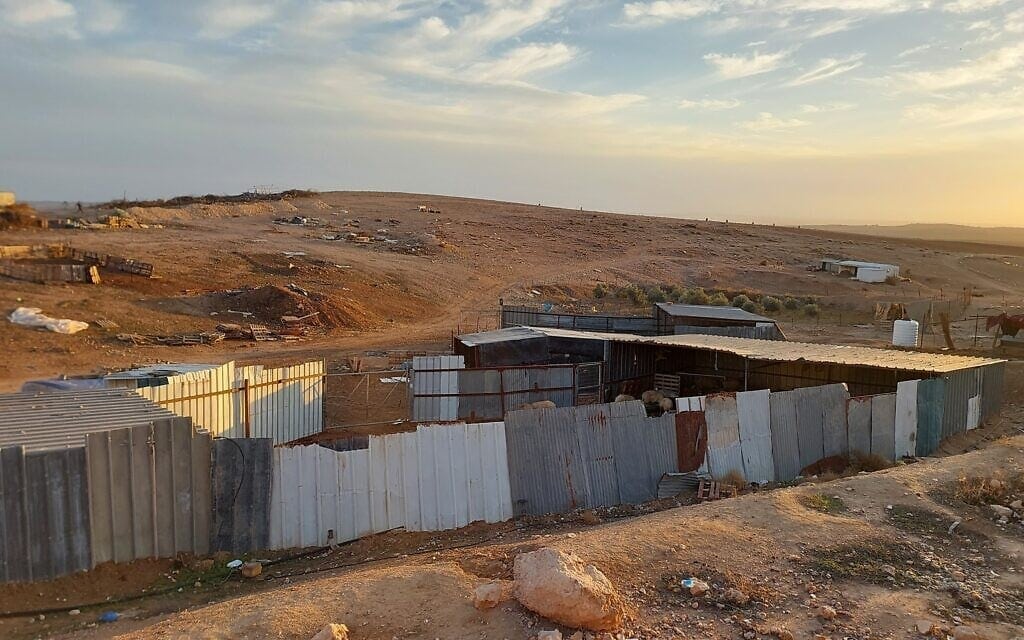 דיר של בדואים ממשפחת אל-קשחר בתל ערד. נובמבר 2023 (צילום: עומר שרביט)
