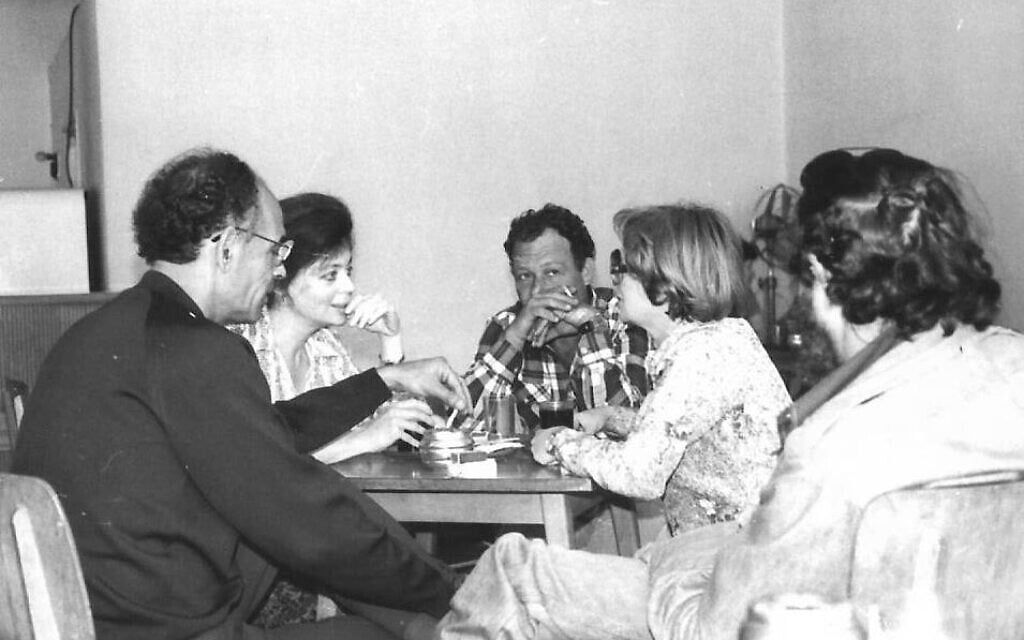 איתן איתן בוועידה ה־29 של אגודת הסופרים, 1979 (צילום: באדיבות מכון גנזים – אגודת הסופרים)