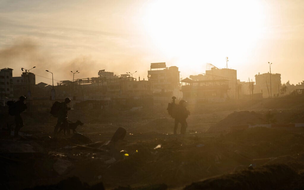 חיילי צה"ל פועלים בצפון רצועת עזה, דצמבר 2023 (צילום: דובר צה"ל)