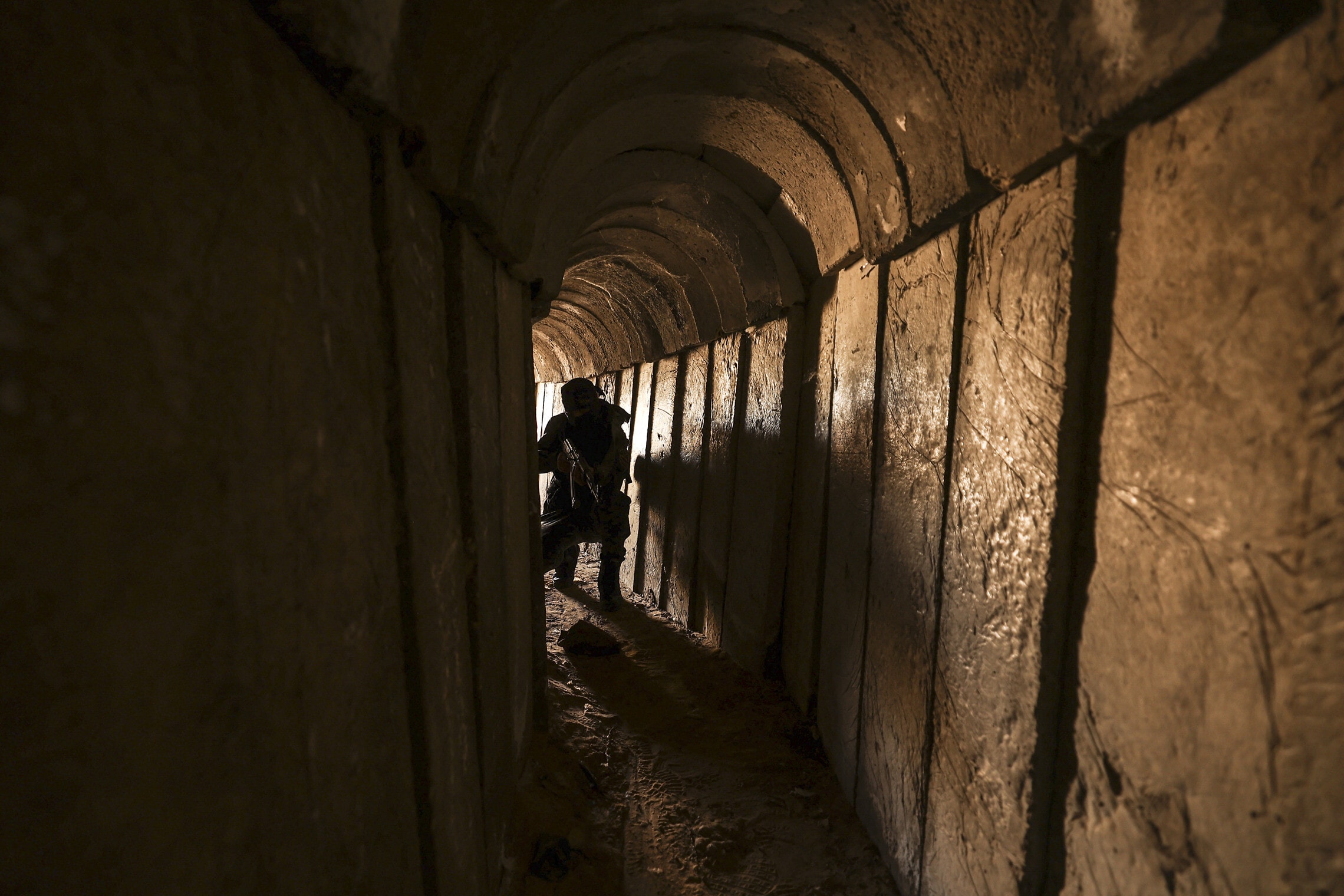 מחבל הג&#039;יהאד האסלאמי במנהרה ברצועת עזה, 17 באפריל 2022 (צילום: Mahmud HAMS / AFP)