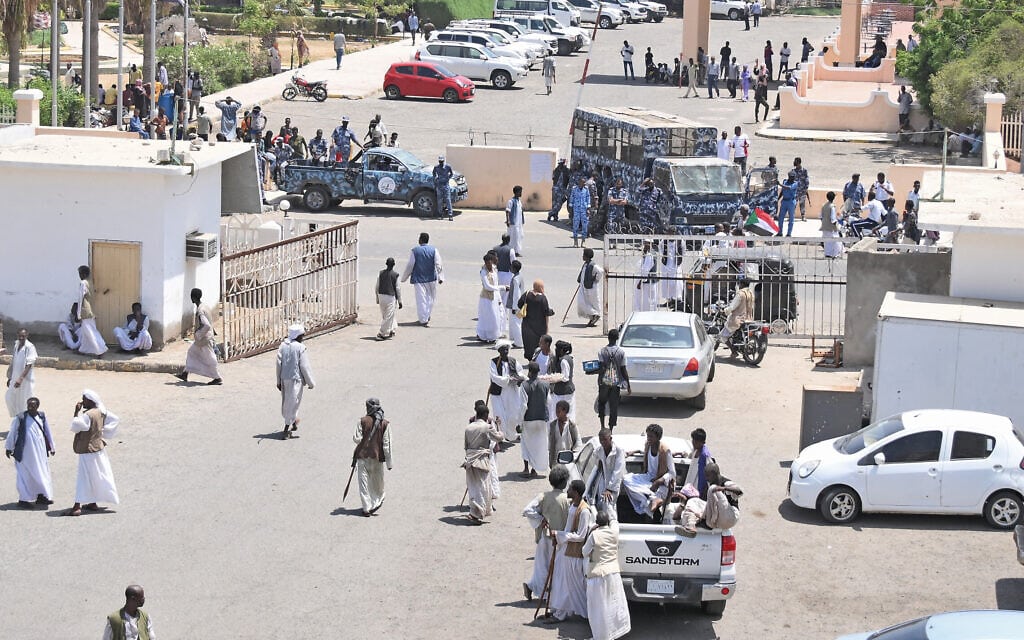 בני שבט בז&#039;ה בסודאן משתלטים על מתחם בית מלון שארח את נציגי האו&quot;ם בפורט סודאן, 17 במאי 2023 (צילום: AFP)