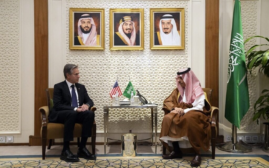 שר החוץ של ערב הסעודית, פייסל בן פרחאן אאל סעוד בפגישה עם שר החוץ האמריקאי אנתוני בלינקן בנושא המלחמה בעזה, ריאד, 14 באוקטובר 2023 (צילום: Jacquelyn Martin / POOL / AFP)