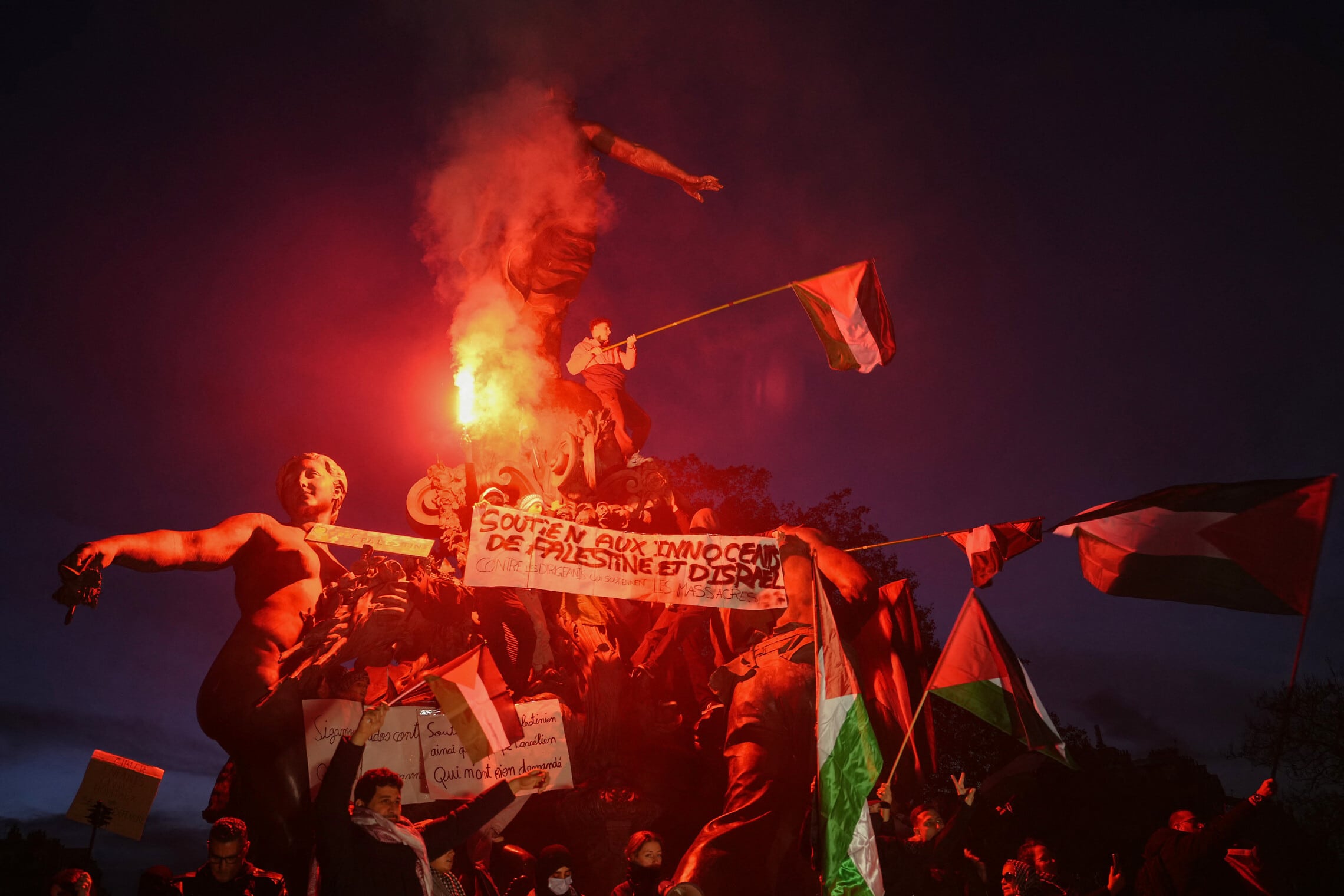 מפגינים פרו־פלסטינים בפריז דורשים הפסקת אש מיידית בעזה, 11 בנובמבר 2023 (צילום: Dimitar DILKOFF / AFP)