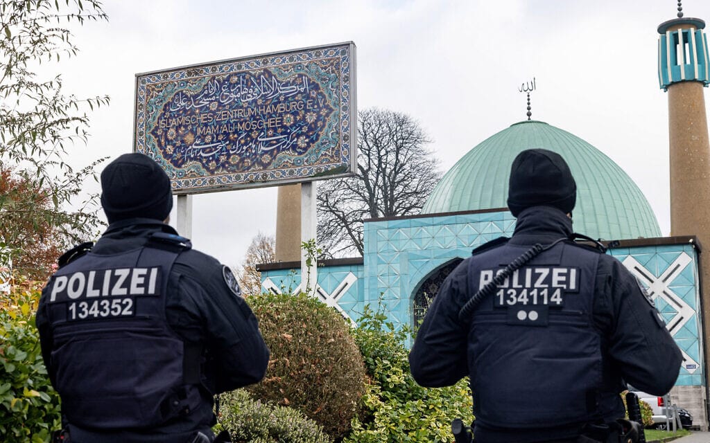 שוטרים פושטים על מסגד בהמבורג על רק החשד כי במקום פועלת קבוצה של חזבאללה הנתמכת על ידי איראן, גרמניה, 16 בנובמבר 2023 (צילום: Axel Heimken / AFP)