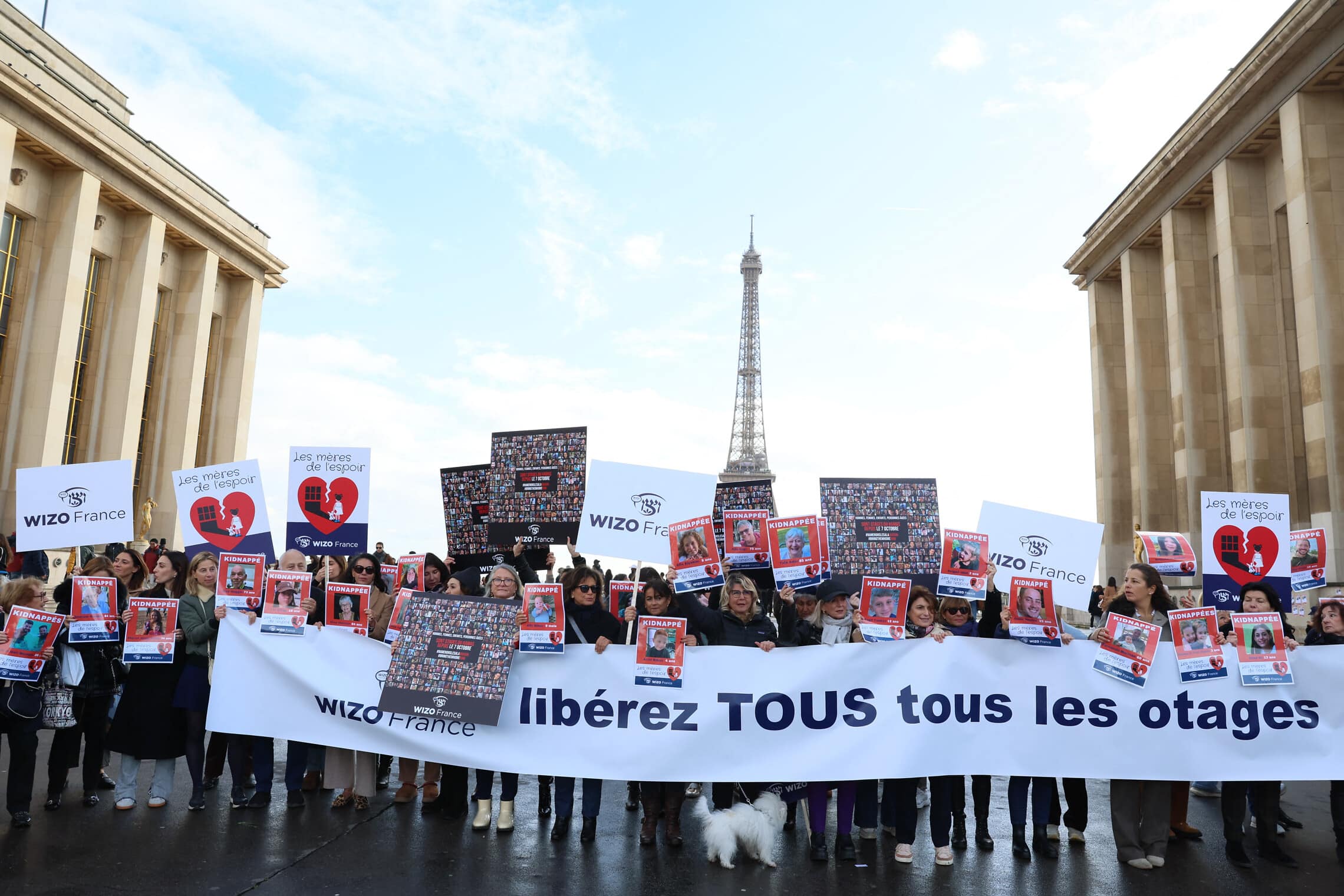 הפגנה פרו־ישראלית בפריז למען שחרור החטופים המחוזקים ע&quot;י חמאס, 17 בנובמבר 2023 (צילום: Alain JOCARD / AFP)