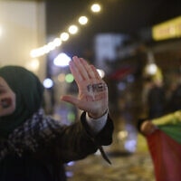 מפגינה פרו־פלסטינית קוראת לסיום המלחמה בעזה בסקופיה, מקדוניה הצפונית, 17 בנובמבר 2023