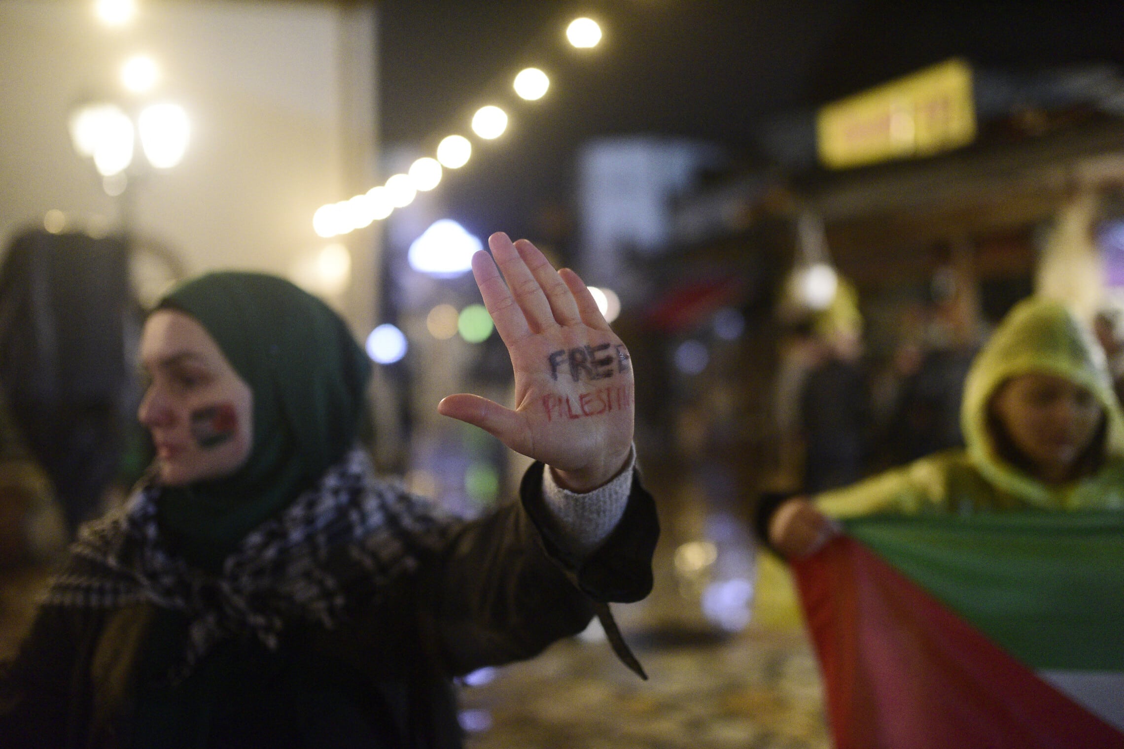 מפגינה פרו־פלסטינית קוראת לסיום המלחמה בעזה בסקופיה, מקדוניה הצפונית, 17 בנובמבר 2023 (צילום: Robert ATANASOVSKI / AFP)