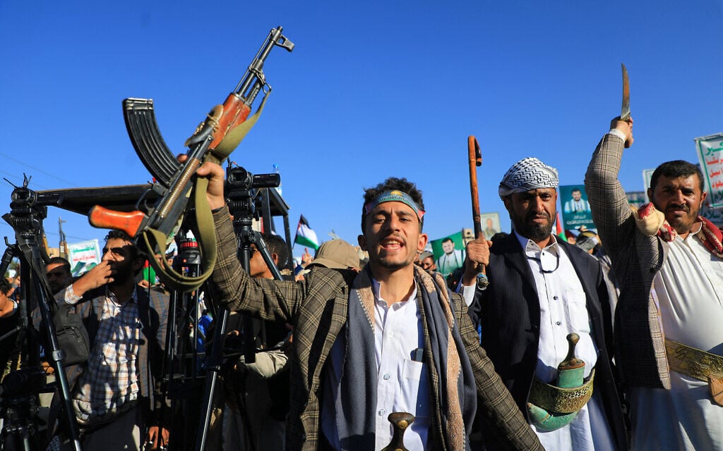 חמושים בתימן בהפגנת סולידריות עם תושבי עזה, 24 בנובמבר 2023 (צילום: MOHAMMED HUWAIS / AFP)