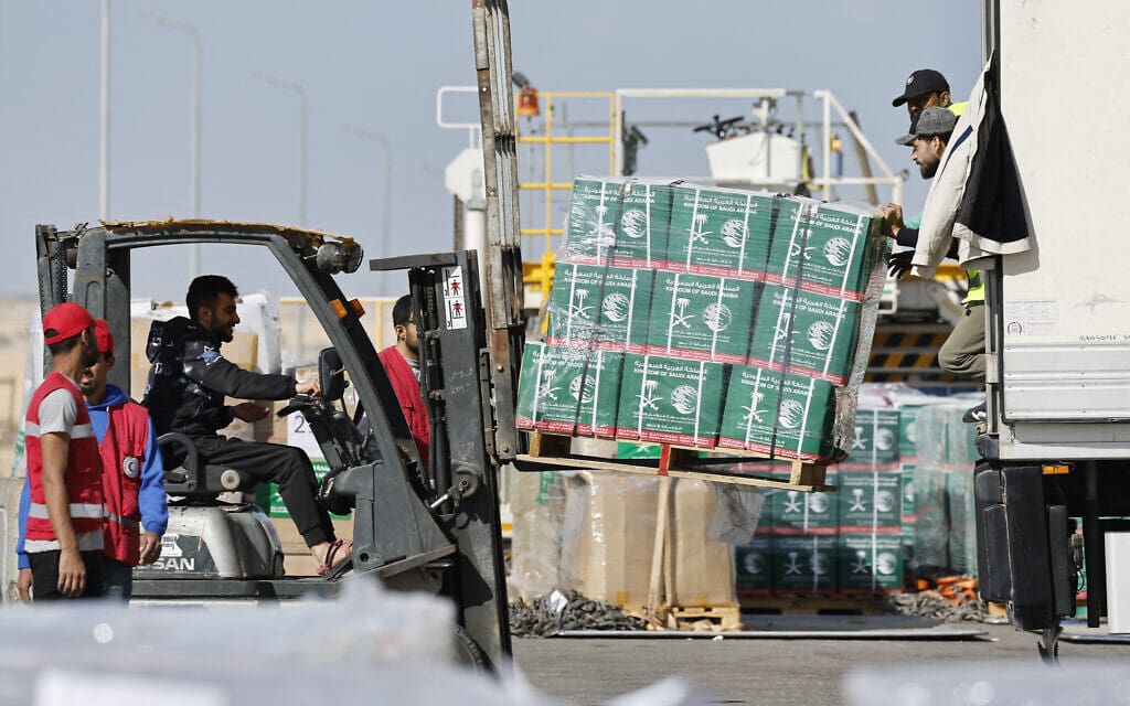 סיוע הומניטרי סעודי עבור הפלסטינים בעזה, נמל התעופה אל־עריש במצרים, 27 בנובמבר 2023 (צילום: Khaled DESOUKI / AFP)