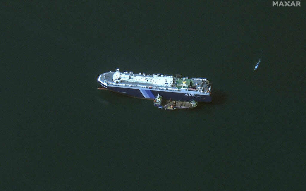 צילום לוויין מראה את ספינת הסוחר &quot;גלקסי לידר&quot;, בבעלות הישראל רמי אונגר, עשרה ימים אחרי שנחטפה בידי המורדים החות&#039;ים בתימן, 28 בנובמבר 2023 (צילום: Maxar Technologies / AFP)