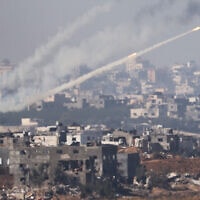 רקטה, ששוגרה מרצועת עזה, עושה דרכה לכיוון ישראל, 1 בדצמבר 2023 (צילום: JACK GUEZ / AFP) רקטה, ששוגרה מרצועת עזה, עושה דרכה לכיוון ישראל, 1 בדצמבר 2023 (צילום: JACK GUEZ / AFP)