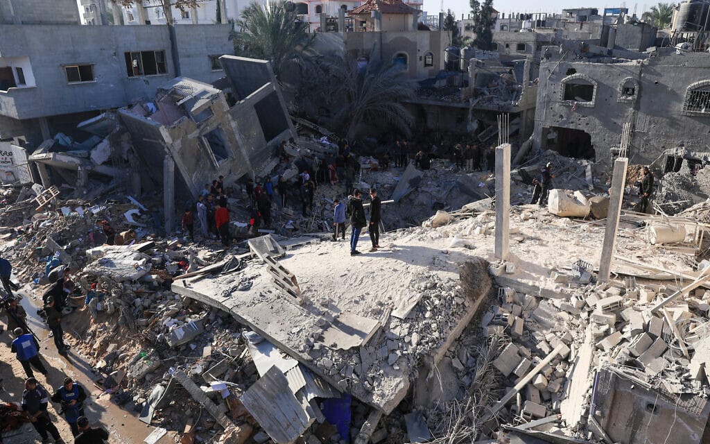 מבנה ברפיח שהופצץ בידי ישראל, 3 בדצמבר 2023 (צילום: SAID KHATIB / AFP)