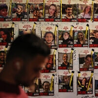 תמונותיהם של החטופים שמוחזקים ברצועת עזה, כפי שנתלו בתל אביב, 2 בדצמבר 2023 (צילום: AHMAD GHARABLI / AFP)