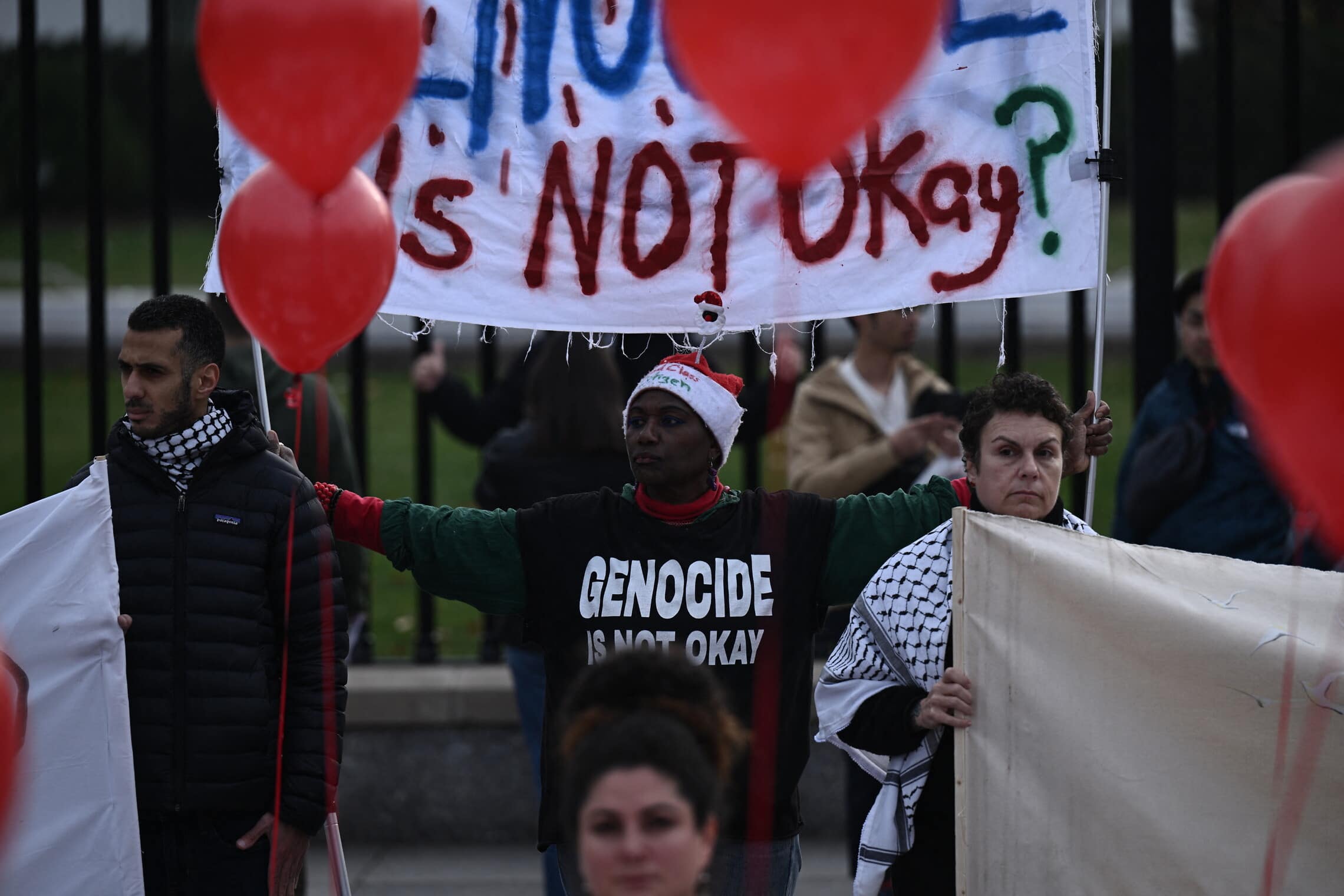 מפגינים פרו־פלסטינים נגד המלחמה בעזה ליד הבית הלבן, ארה&quot;ב, 2 בדצמבר 2023 (צילום: Brendan SMIALOWSKI / AFP)