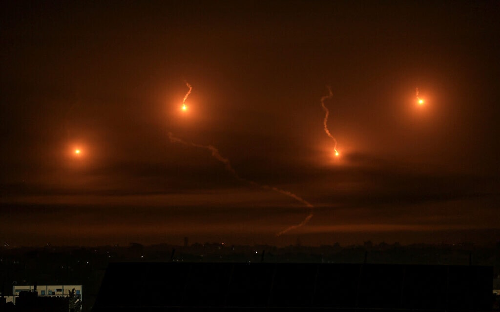 נורים שנורו על ידי צה"ל מעל ח'אן יונס בדרום רצועת עזה. 3 בדצמבר 2023 (צילום: SAID KHATIB / AFP)
