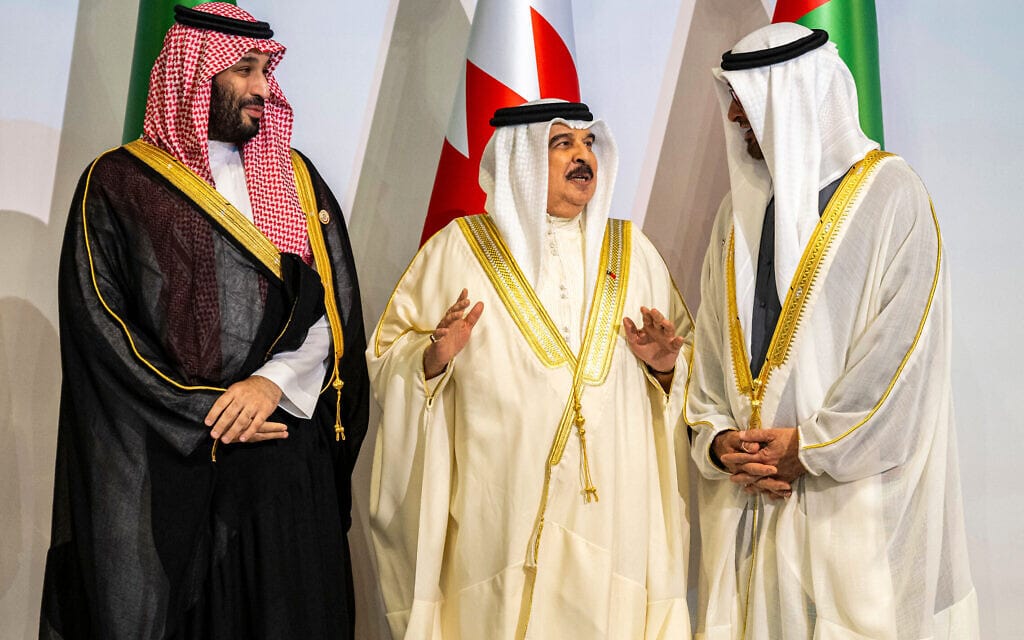 נשיא איחוד האמירויות מוחמד בן זאיד, מלך בחריין חמד בן עיסא אל-חליפה ויורש העצר של ערב הסעודית מוחמד בן סלמאן במפגש פסגה של מדינות המפרץ שהתקיים בדוחא, קטאר, ב-5 בדצמבר 2023 (צילום: Abdulla AL-NEYADI / UAE PRESIDENTIAL COURT / AFP)