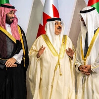 נשיא איחוד האמירויות מוחמד בן זאיד, מלך בחריין חמד בן עיסא אל-חליפה ויורש העצר של ערב הסעודית מוחמד בן סלמאן במפגש פסגה של מדינות המפרץ שהתקיים בדוחא, קטאר, ב-5 בדצמבר 2023