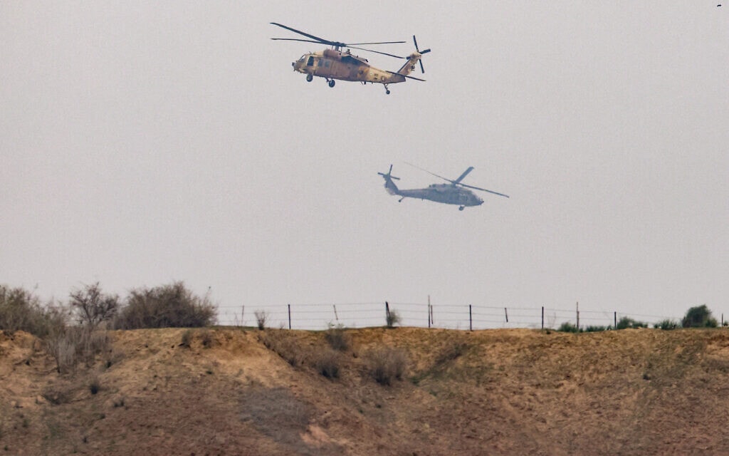 מסוקי חילוץ ישראליים בקרבת הגבול בין ישראל לרצועת עזה, 5 בדצמבר 2023 (צילום: Menahem KAHANA / AFP)