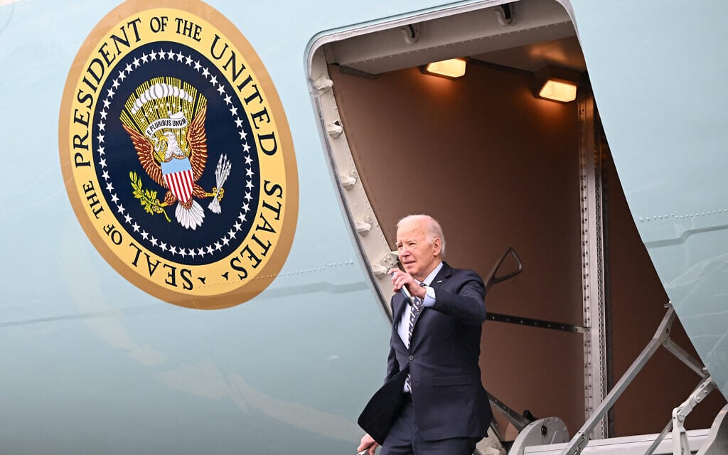 נשיא ארצות הברית ג&#039;ו ביידן על כבש מטוס האייר פורסט 1 בבוסטון שבמסצ&#039;וסטס, 5 בדצמבר 2023 (צילום: Mandel NGAN / AFP)