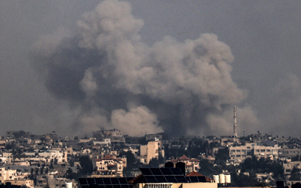 תקיפה ישראלית בחאן יונס, כפי שנראתה מרפיח, 8 בדצמבר 2023 (צילום: MAHMUD HAMS / AFP)