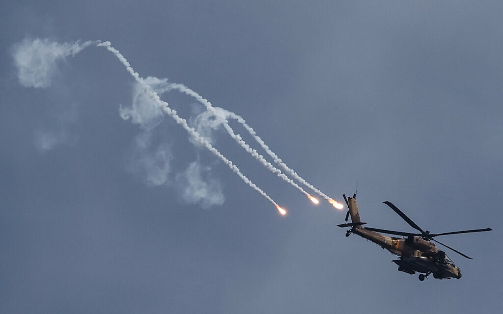 מסוק צבאי ישראלי יורה לעבר מטרה בצפון עזה, 8 בדצמבר 2023 (צילום: JACK GUEZ / AFP)