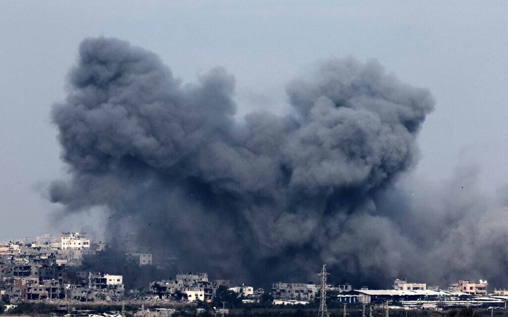 עשן מיתמר לאחר תקיפה ישראלית ברצועת עזה, 8 בדצמבר 2023 (צילום: JACK GUEZ / AFP)