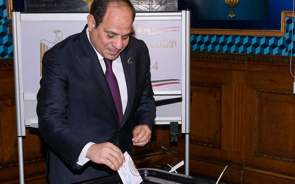 נשיא מצרים עבד אל־פתאח א־סיסי מצביע קלפי בקהיר בבחירות לנשיאות, 10 בדצמבר 2023 (צילום: Egyptian Presidency / AFP)