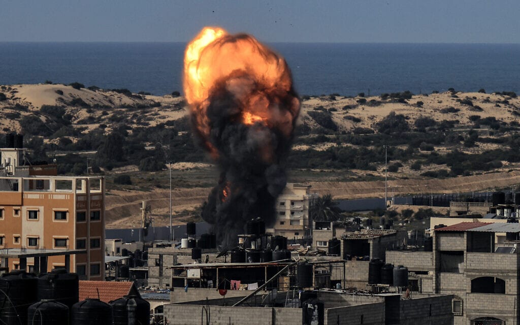 כדור אש מתרומם לאחר הפצצה ישראלית ברפיח, 9 בדצמבר 2023 (צילום: MAHMUD HAMS / AFP)