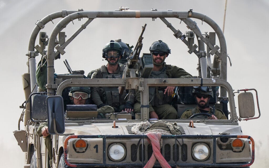 חיילים ישראלים בסיור על רכב האמר בגבול עזה. 9 בדצמבר 2023 (צילום: JACK GUEZ / AFP)