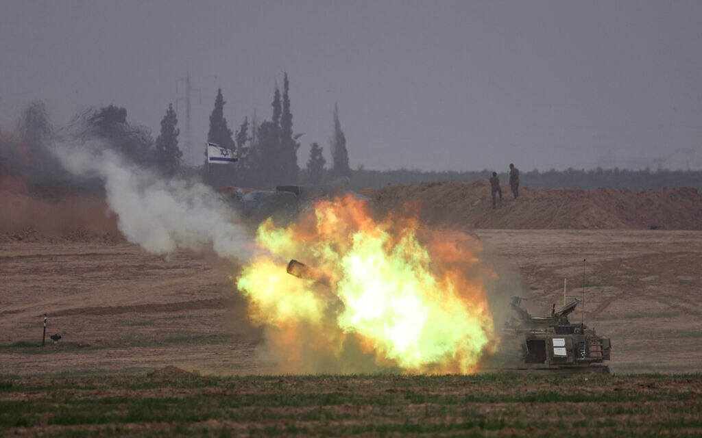 אש נורית מתותח צה"לי סמוך לגבול שבין ישראל לרצועת עזה, 10 בדצמבר 2023 (צילום: Menahem KAHANA / AFP)