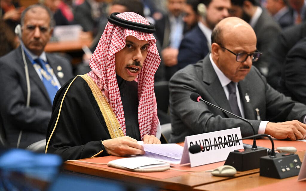 שר החוץ של ערב הסעודית, פייסל בן פרחאן אאל סעוד נואם באו&quot;ם על המצב בעזה, 12 בדצמבר 2023 (צילום: Fabrice COFFRINI / AFP)