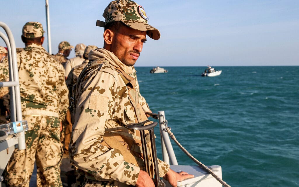 משמר החופים של תימן מפטרל במצר באב אל-מנדב, 12 בדצמבר 2023