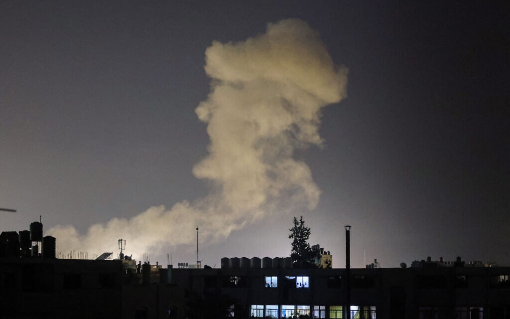 עשן מיתמר מעל ברפיח במהלך תקיפה ישראלית ב-11 בדצמבר 2023 (צילום: Mohammed ABED / AFP)